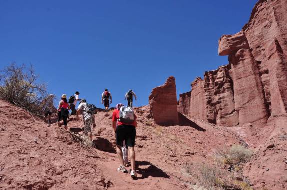 O grupo sobe para um dos mirantes do Parque Nacional Talampaya, na Argentina